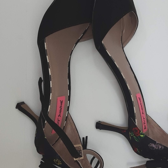 Betsy Johnson Ressy Flowered Open-Toe Stra… - Picture 7 of 7